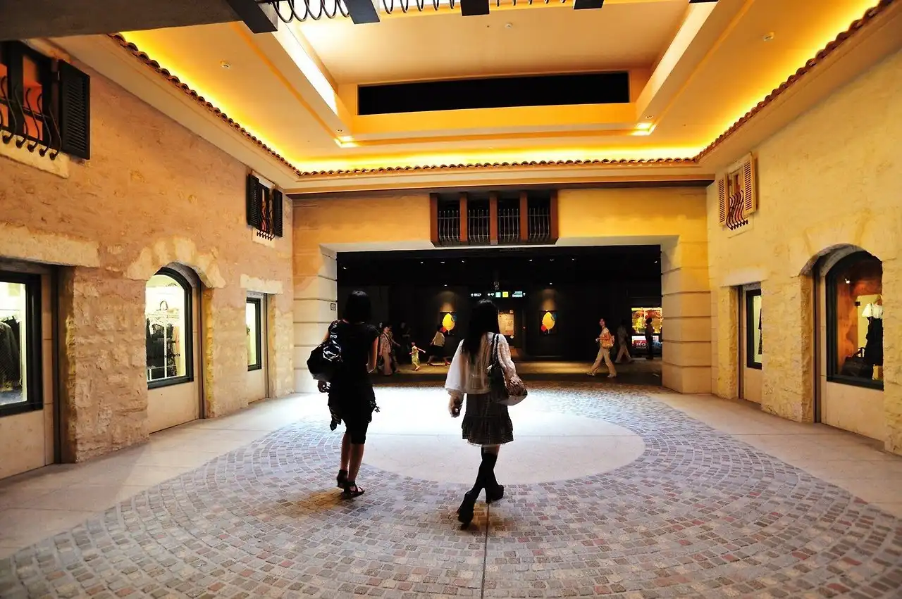 약 150개의 점포가 모여 있는 텐진 지하 거리