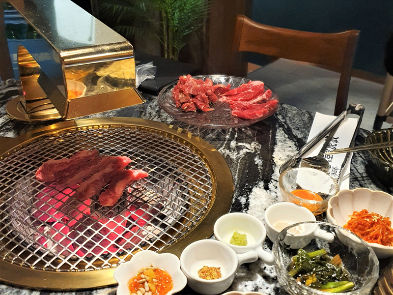 구워지는-고기-한상