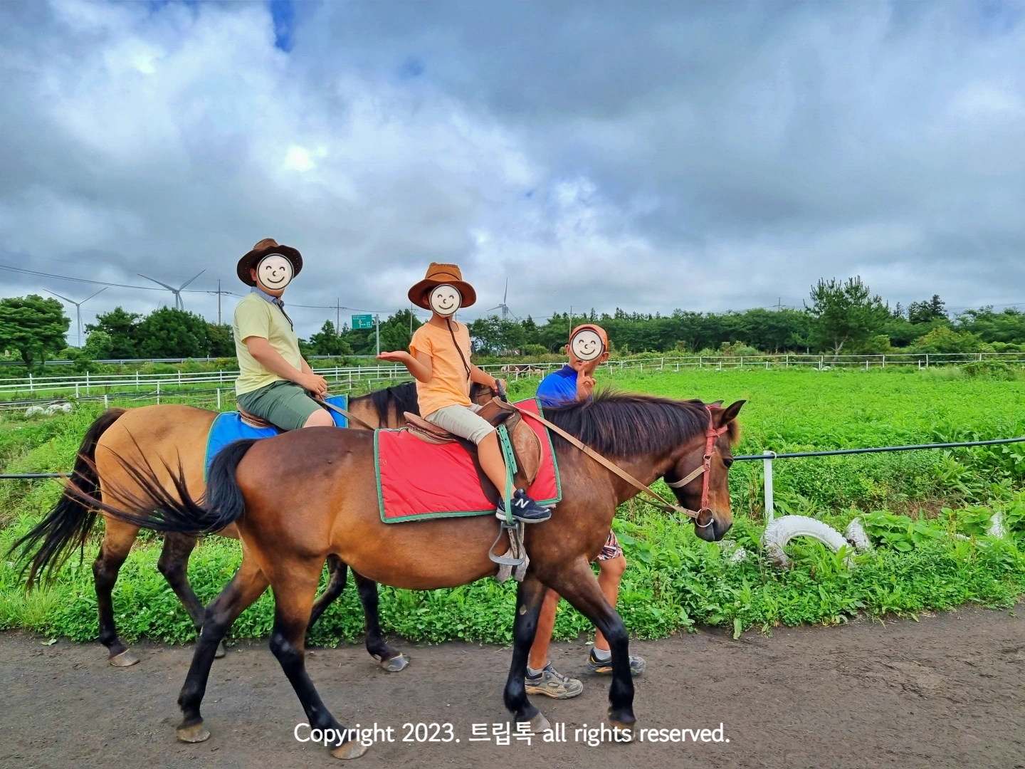 갈색 말을 타고 있는 두사람
