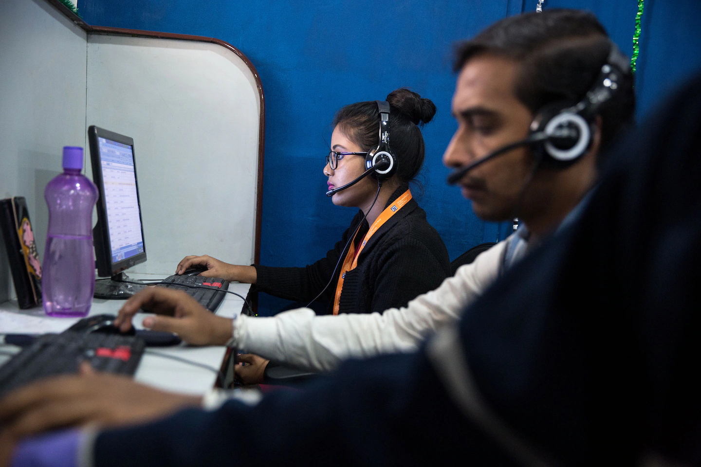 2017년 12월 인도 콜카타에 있는 아비세 테크노 솔루션즈 직원들이 전화 상담을 받고 있다.
