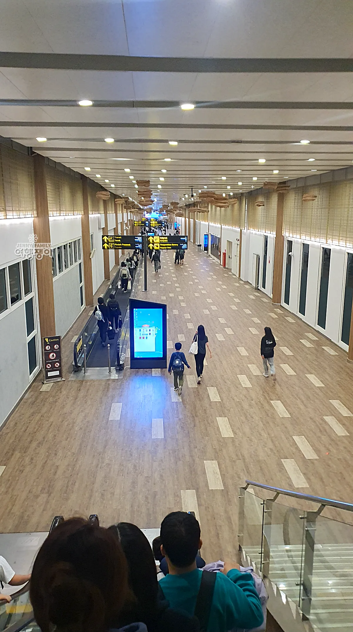 발리 덴파사르 공항 입국 심사 전 이동 통로 모습 ❘ Bali Ngurah Rai Airport arrival corridor before immigration