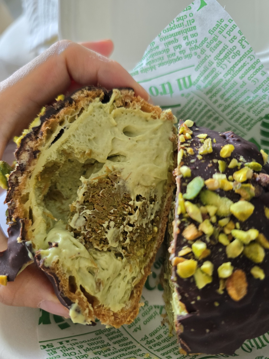 두바이쿠키슈자른모습 피스타치오스프레드가 잔뜩들어있어요