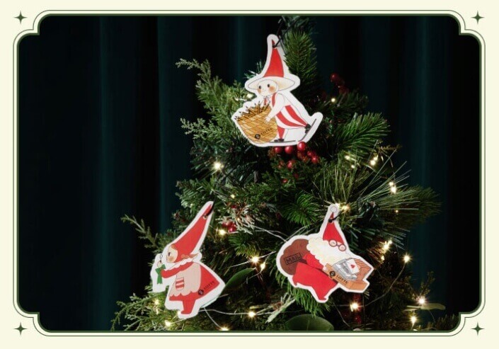 전구가 켜진 크리스마스 트리