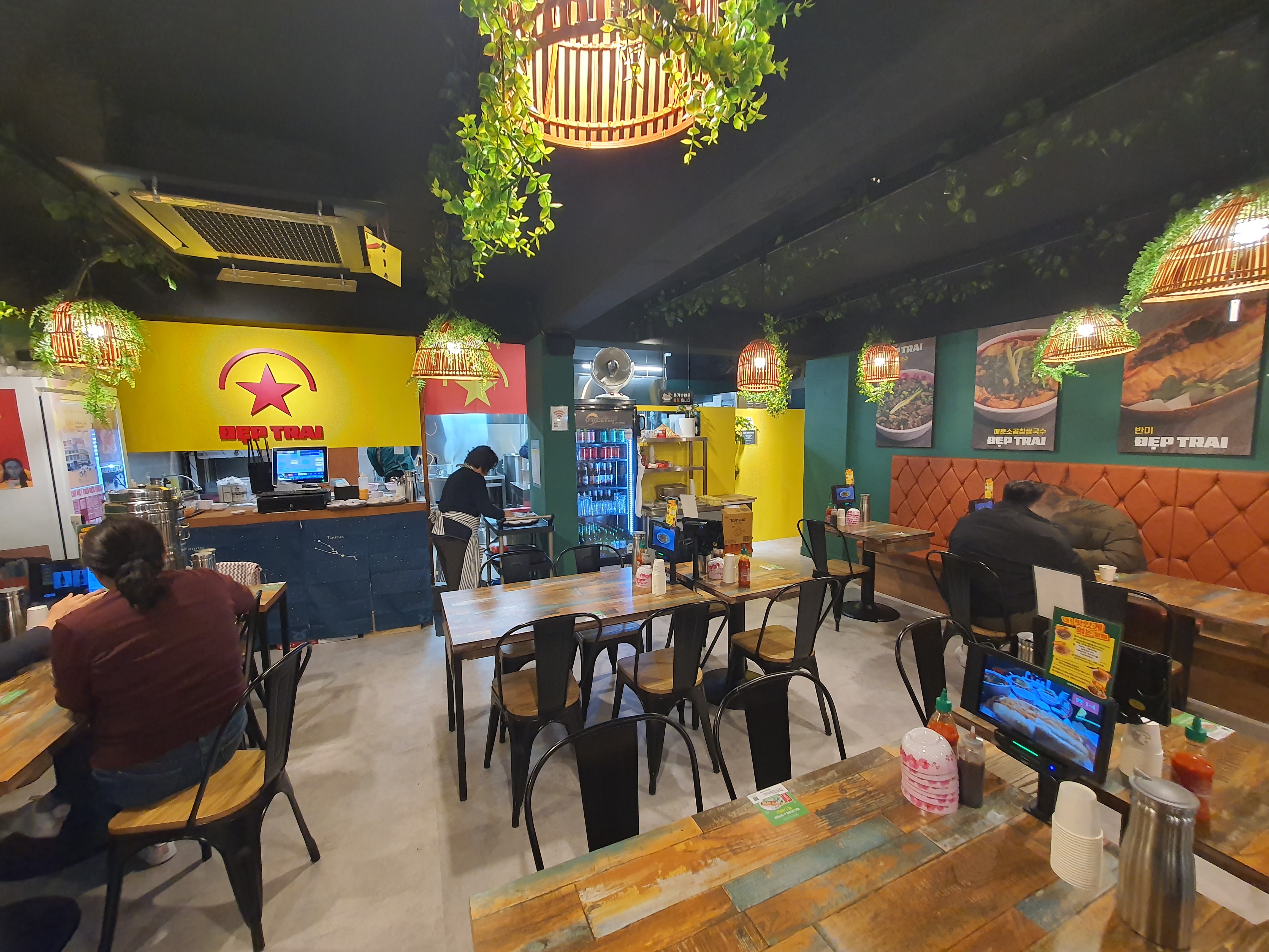 식당 내부 인테리어