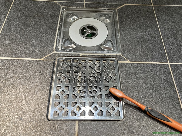 욕실(화장실) 배수구 청소 - 덮개 안쪽