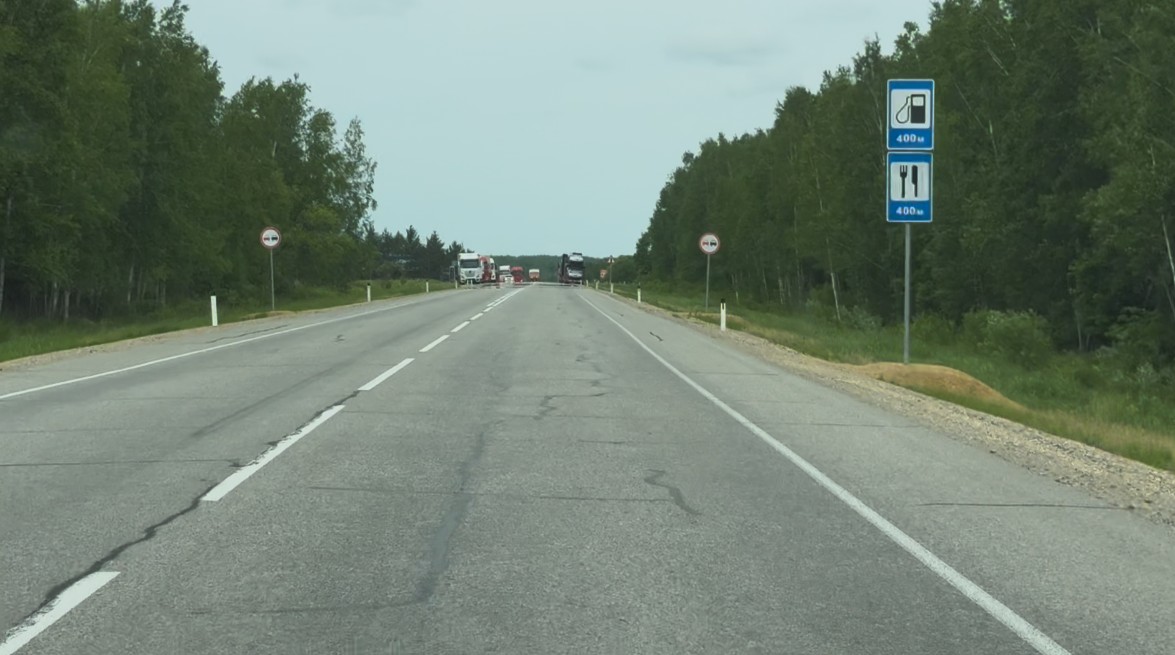 주유소와 식당 표지판