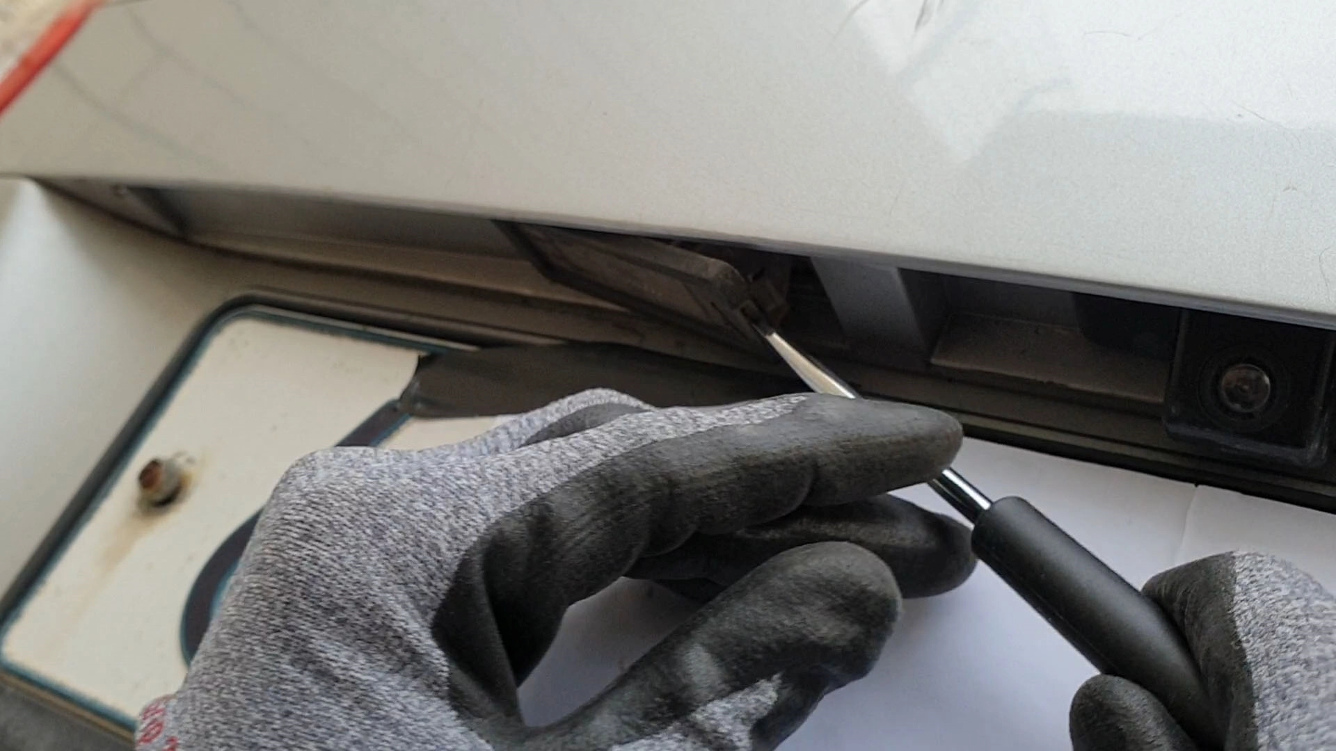 번호판 전구 빼는 모습