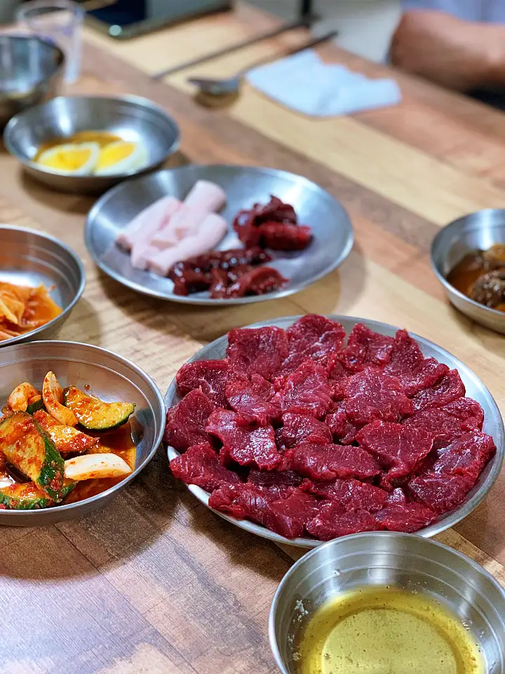 식객 허영만 백반기행 2022 한우특집 고주원 편 뭉티기 한우 생고기 육회 한우물회 소찌개 경남 경산 맛집 소개