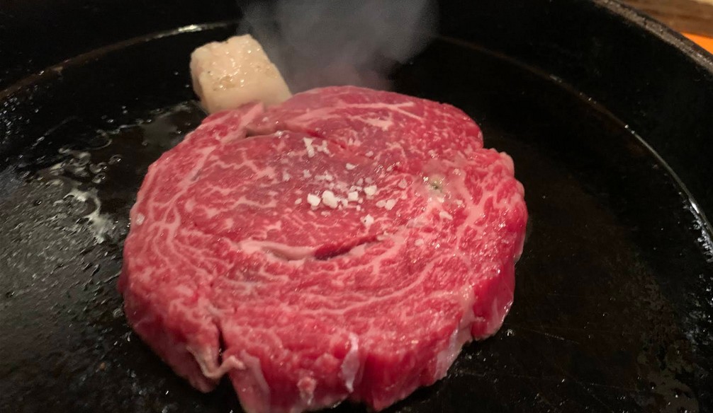 부드럽고 고소한 풍미가 살아 있는 메뉴로, 입안에서 살살 녹는 식감이 특징 특안심