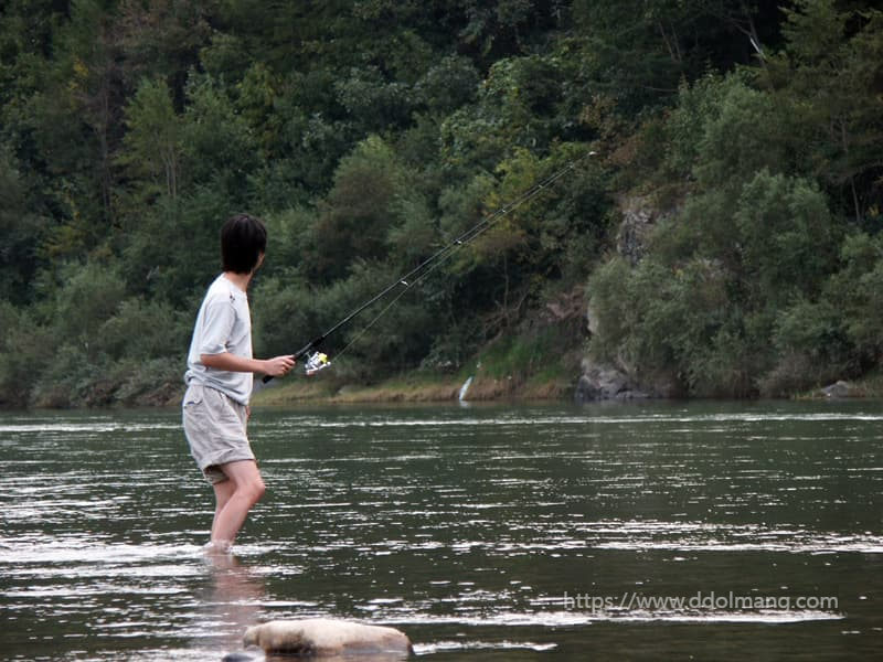 강에서 낚시하는 모습