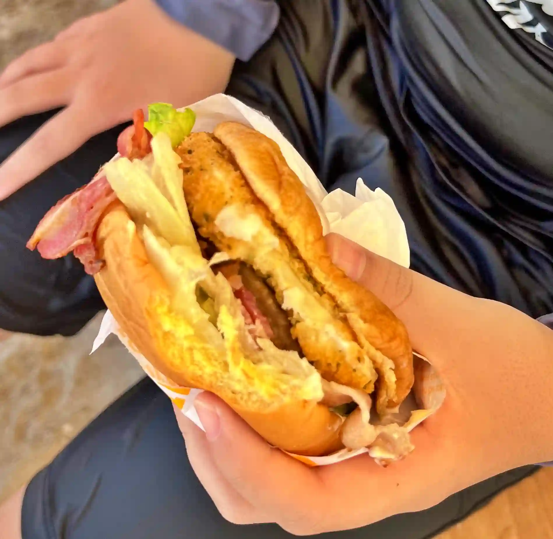 아이들이 맛있게 먹는 모짜렐라 인더버거 입니다.