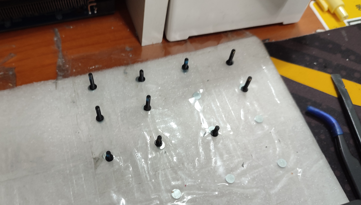 노트북 나사 모음 