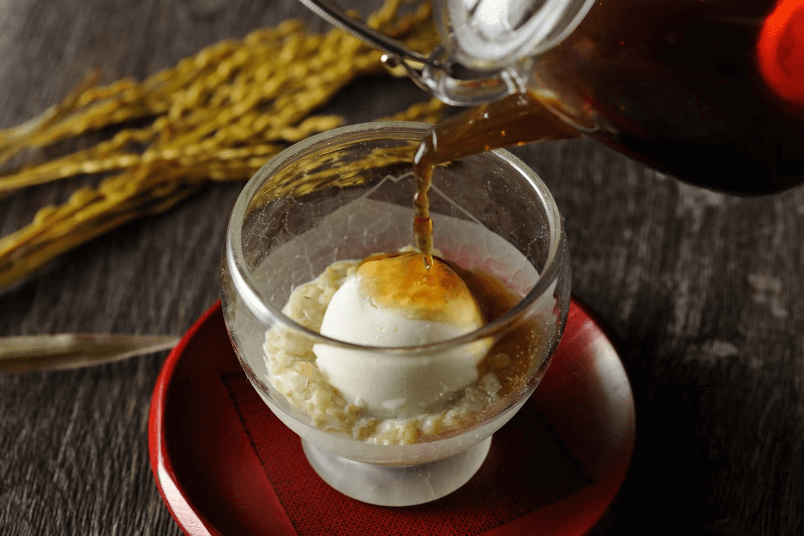 디저트로 제공되는 아이스크림과 따뜻한 소스를 부어 풍미를 더하는 특별한 한식 디저트