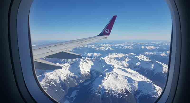 북유럽의 상공을 날고 있는 항공기 이미지