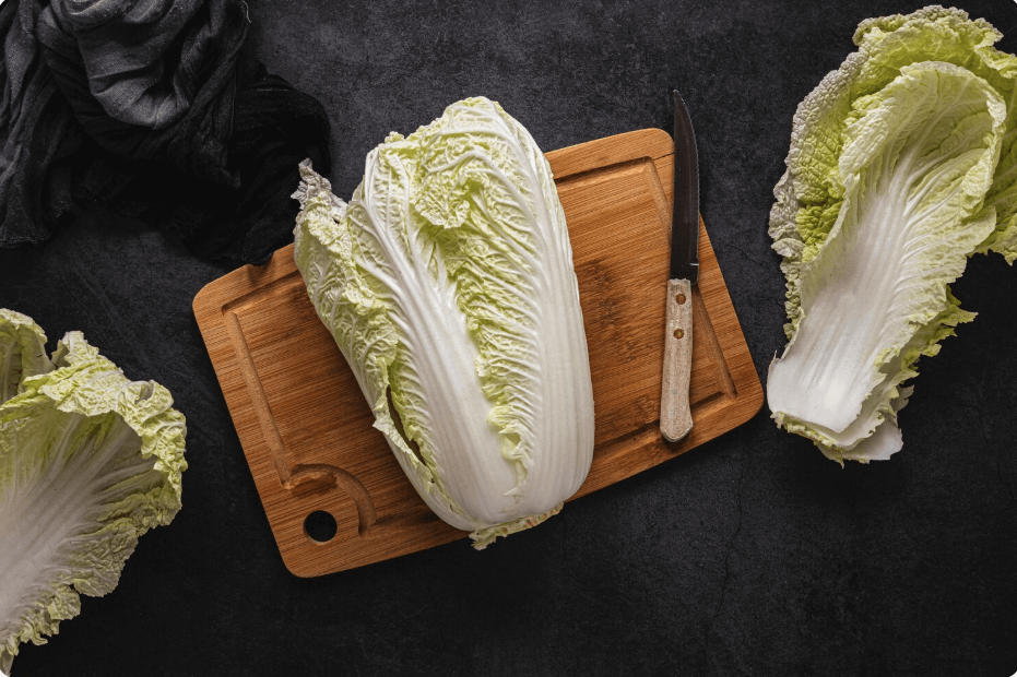 김장을 하기 위해 배추를 자르는 모습