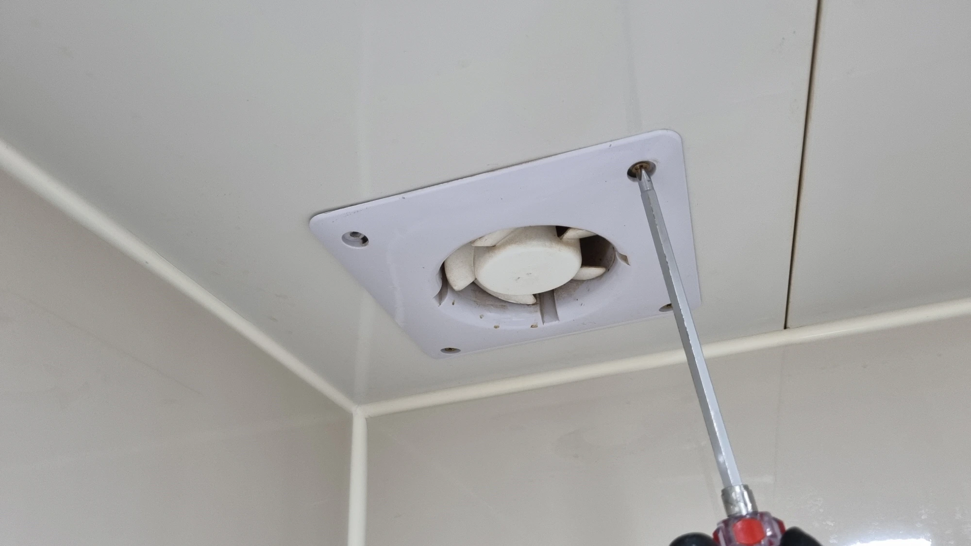 환풍기 고정 볼트 푸는 모습