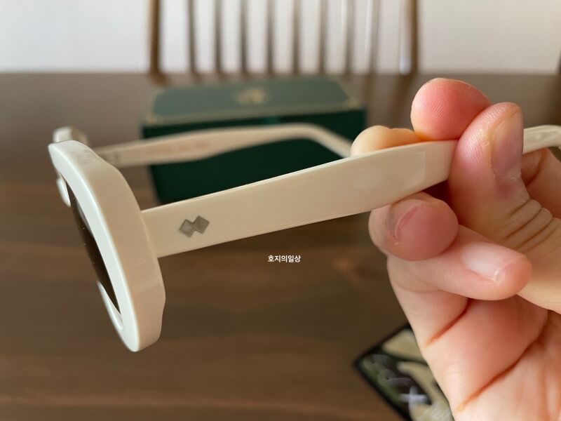 긱타 아이웨어 만주 아이보리 선글라스 - 옆 디자인