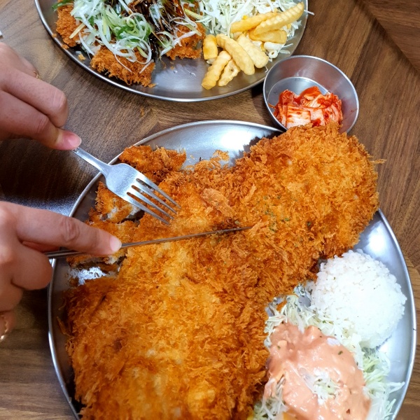 왕돈까스 컷팅중
