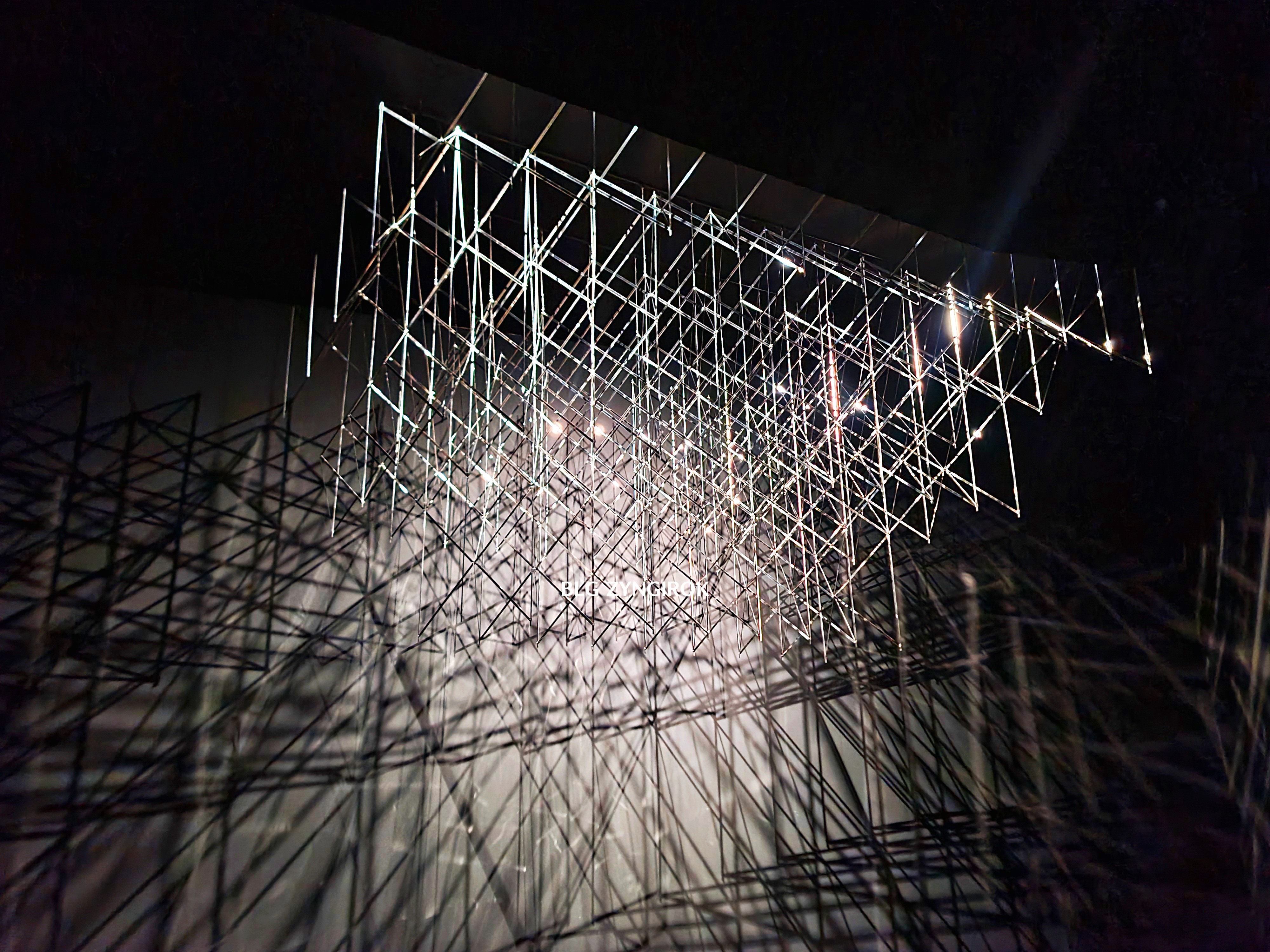 롯데타워 - 롯데뮤지엄 고혹의 보석 매혹의 시간 - 그림자의 격자 전시품 모습이다.