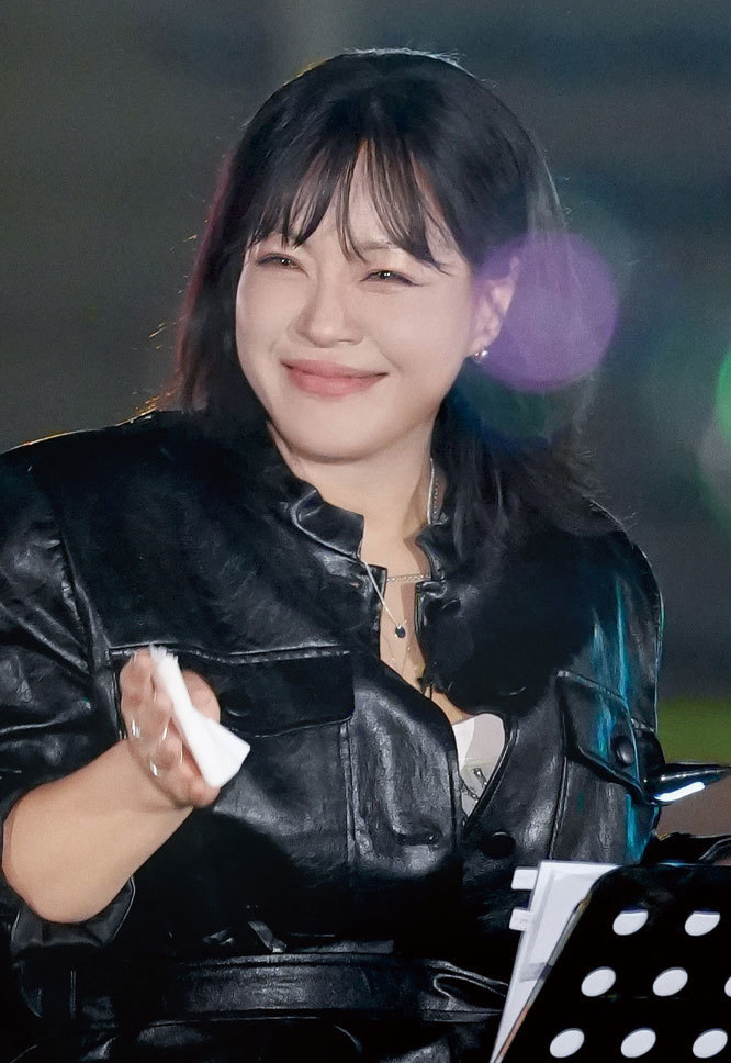 검은 의상을 입고 악보대 앞에 앉은 더 리슨 시즌6 출연자 이영현