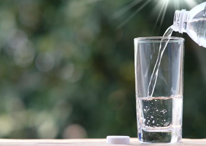 탄산수를 마시는 것.