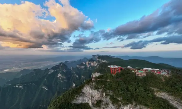 푸른-삼림에-둘러싸인-봉우리와-흰구름이-어우러져-아름다운-풍경을-자랑하는-칠성산