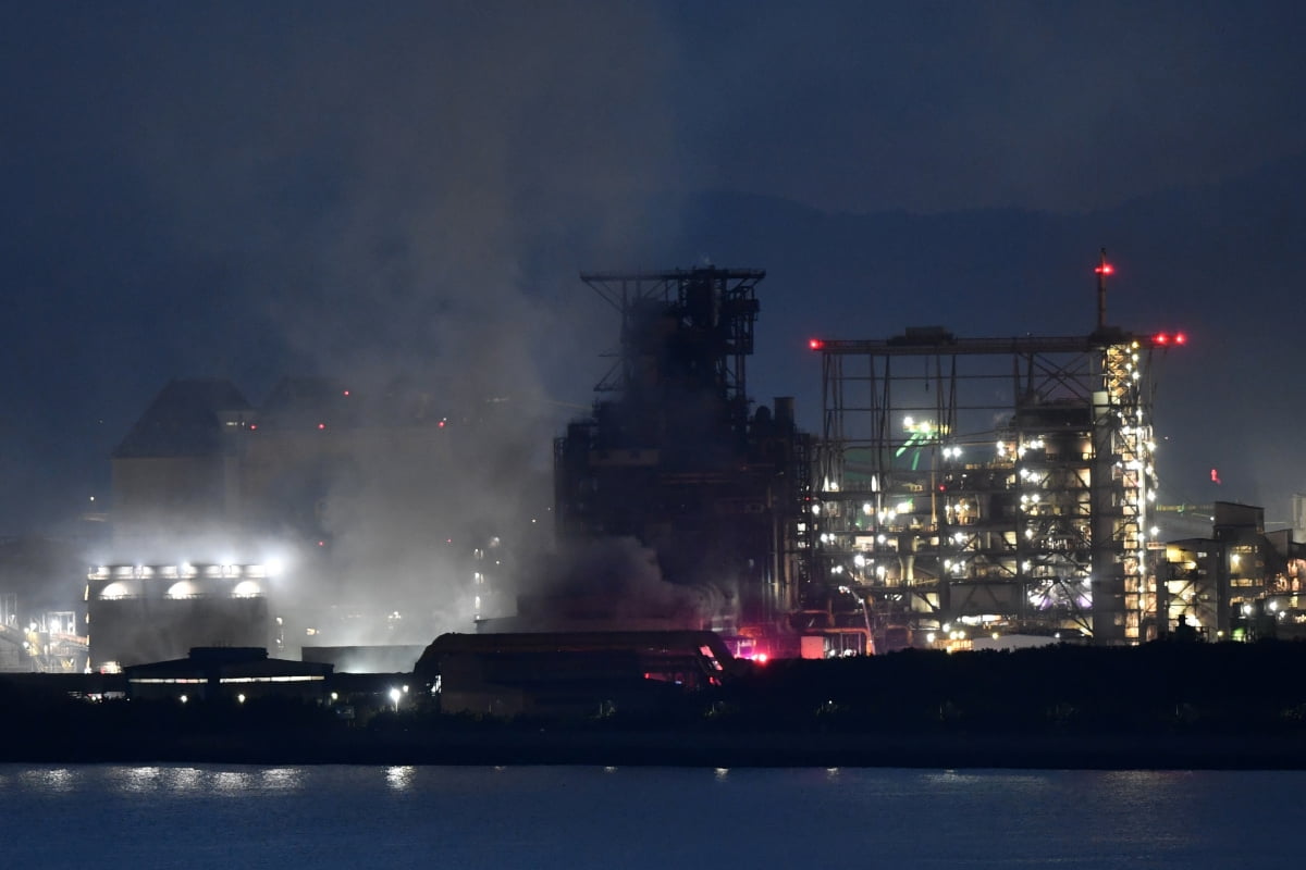 포스코 포항제철소 파이넥스 3공장 주변에서 불이 나 신고를 받고 출동한 119와 자체 소방대가 진화 작업을 하고 있다.