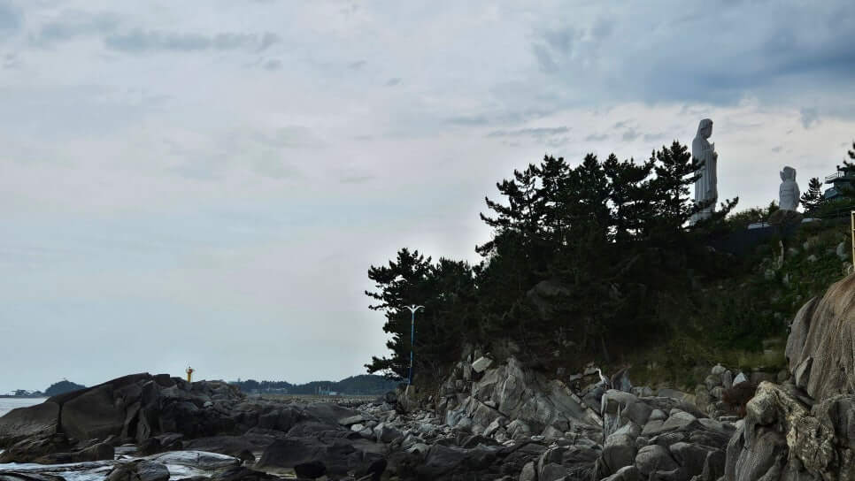 양양 휴휴암 : 동해 바다 위에 자리한 기도의 공간 바다와 함께하는 특별한 사찰