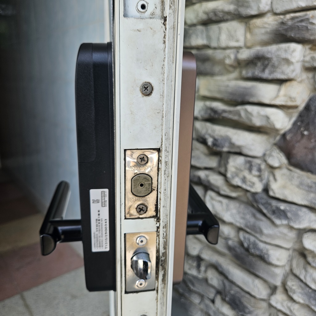 김해 대동 초정리 주택 현관 유럽형 아트도어 패션문 손잡이 일체형 무 타공 주키 전자 번호 도어락 디지털 자동 오토락 설치