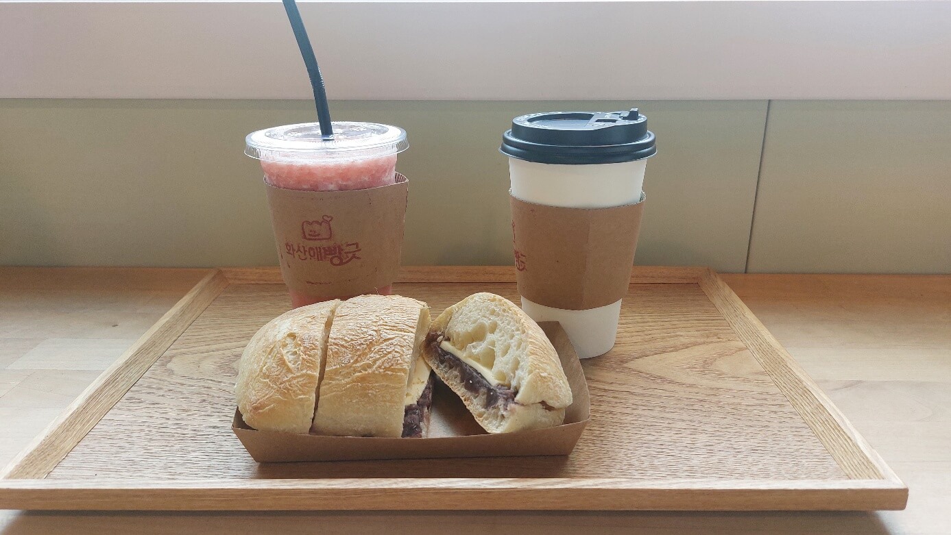 앙버터와 음료 사진