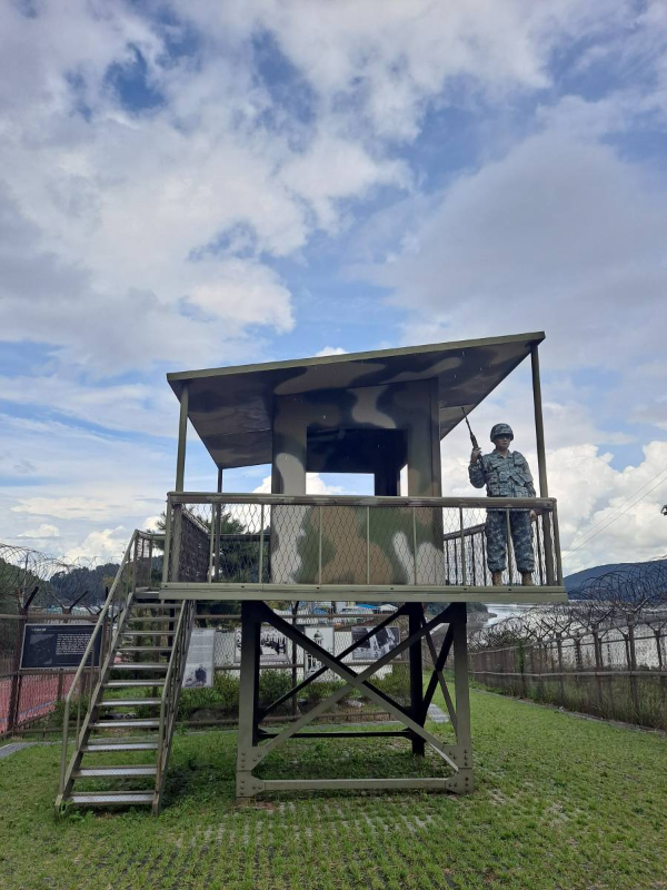 기념공원 초소가 보이다