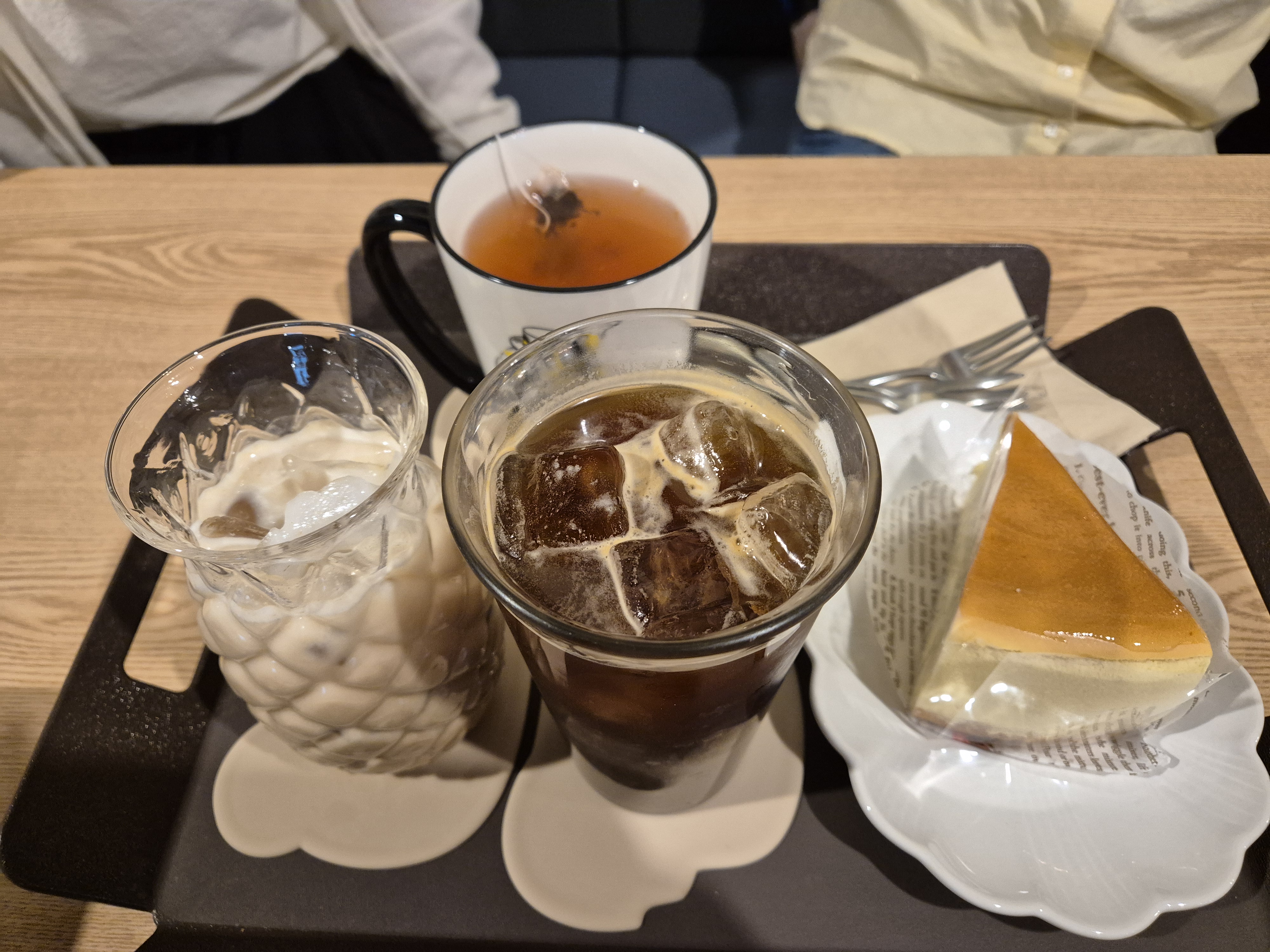 경기도 분당 서현역 Cozi Cafe 치즈케이크와 미숫가루, 아이스 아메리카노, 홍차