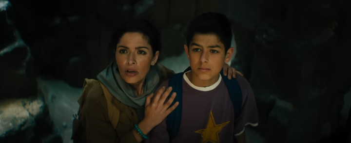 아들을품에안고있는어머니