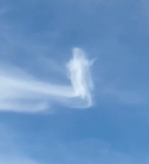 필리핀-나가-성당-위에-나타난-예수-형상-구름