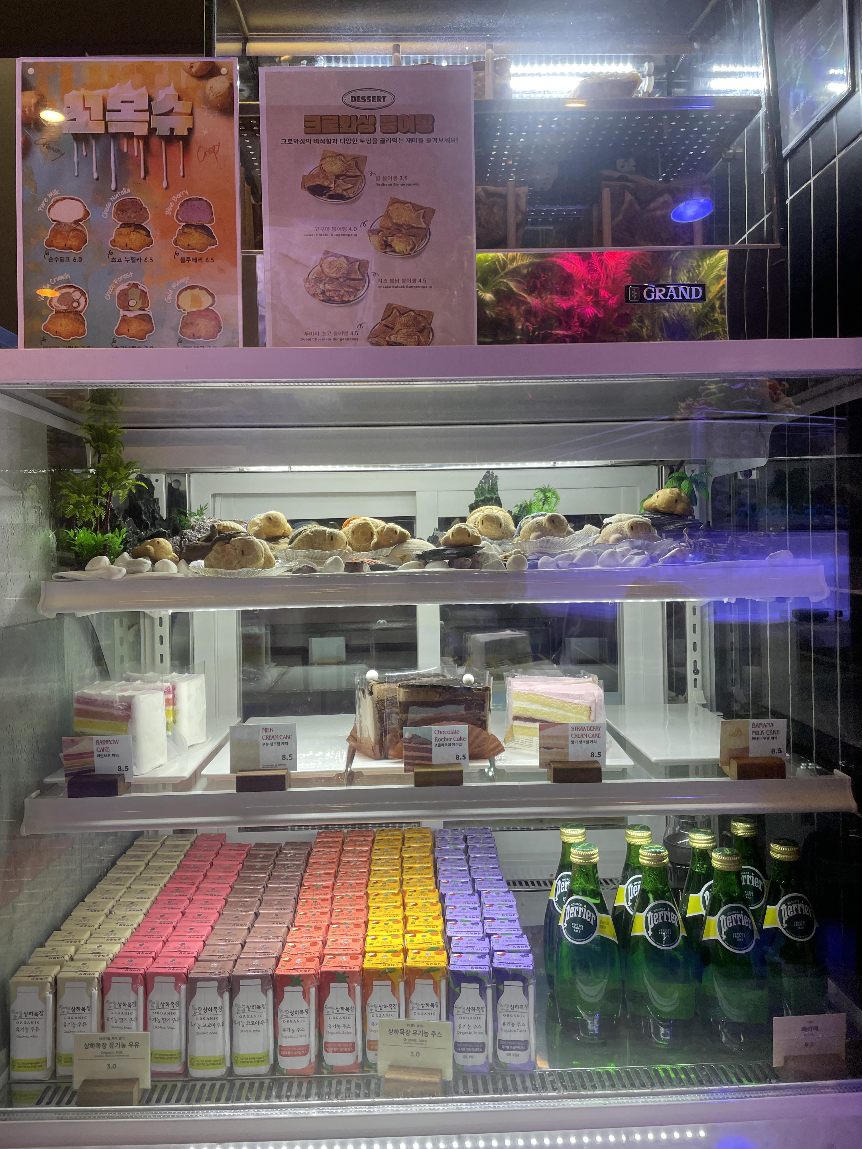 아쿠아카페 &amp;#39;카페 드 아쿠아&amp;#39; 디저트 맛집: 슈크림빵&amp;#44; 케이크&amp;#44; 아기 우유 판매