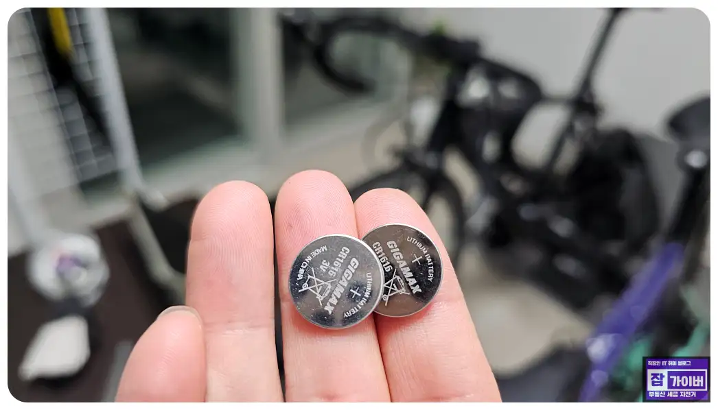 시마노 Di2 레버에서 CR1632 대체로 CR1616 2개를 겹쳐 사용하는 예시(응급용)