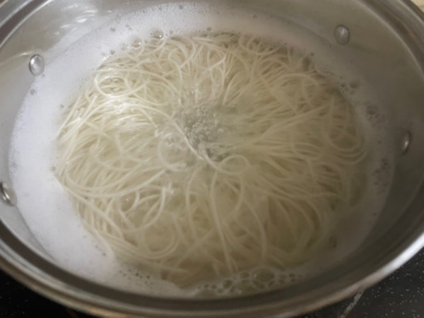 간장 비빔국수 황금레시피 소면 삶기 - 끓어 넘치려 할 때 냉수 50ml 붓기