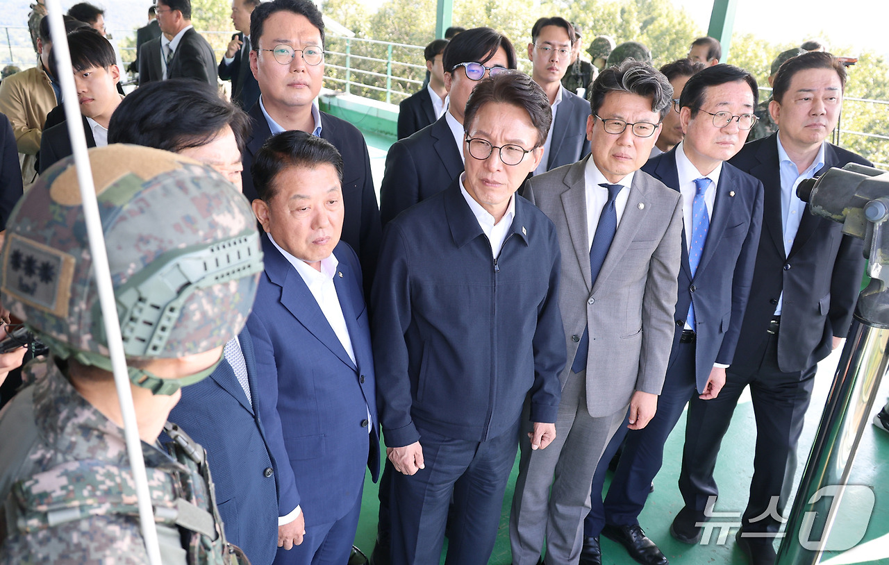 진성준 2014년 미국 태평양사령부 방문 전례 관련 이미지