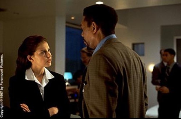 1997년에 개봉한 미국의 정통 범죄 스릴러 영화 <키스 더 걸> 스틸.