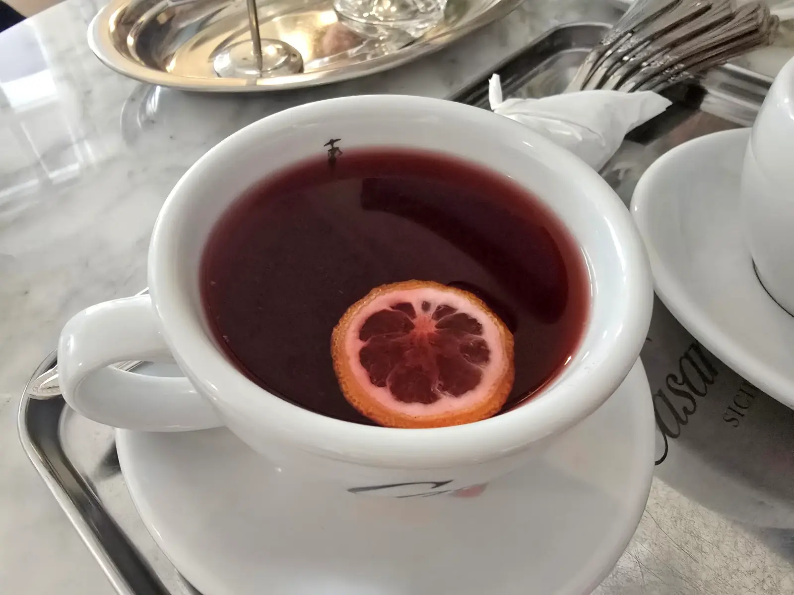 크림슨 티가 찍혀있는 사진