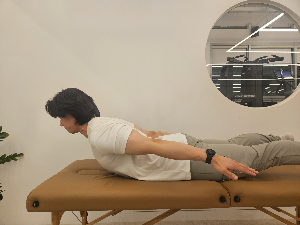 바닥에-누워-몸을-들면서-등을-쪼여주는-운동동작