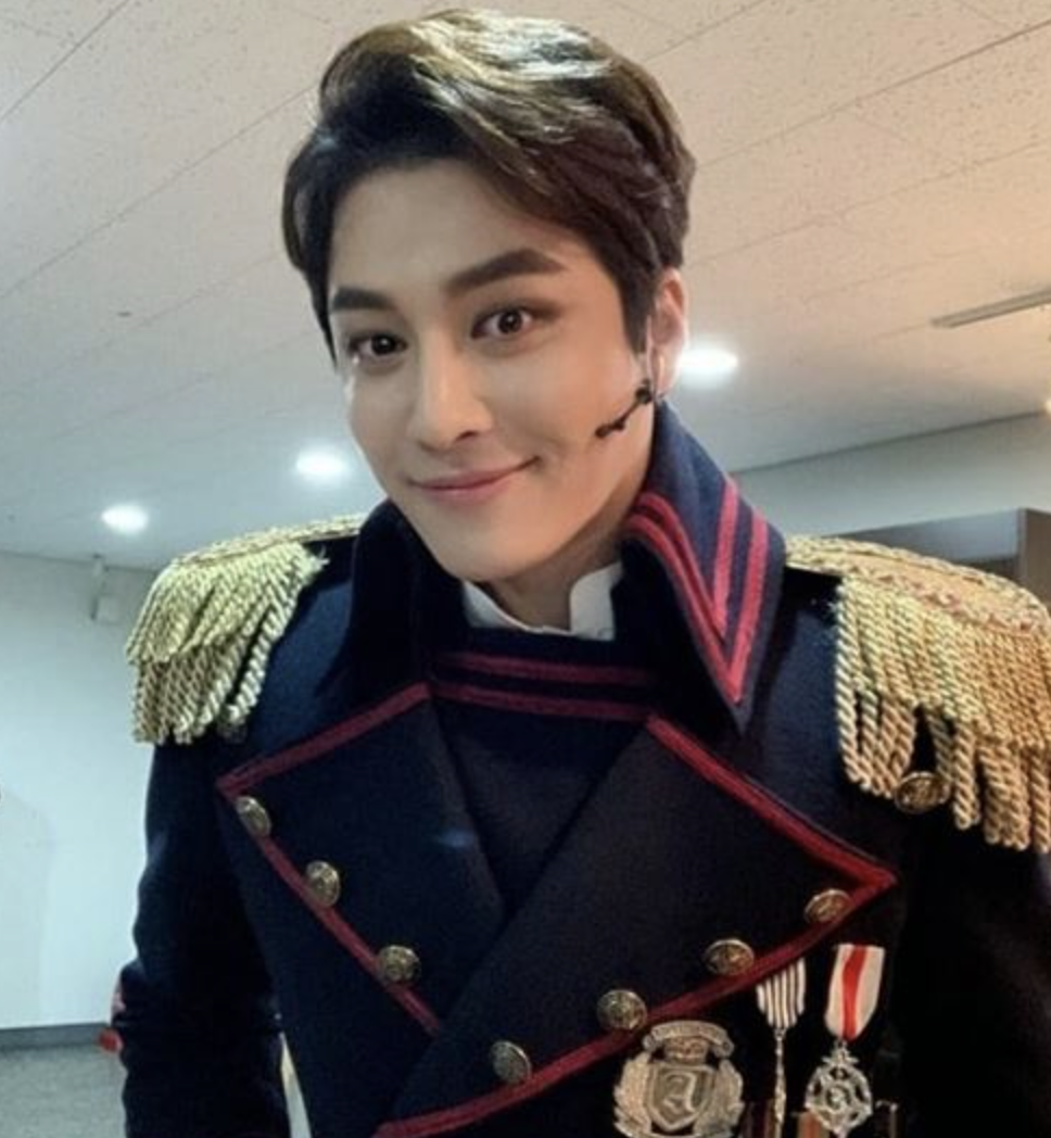 민우혁 무대 의상 셀카