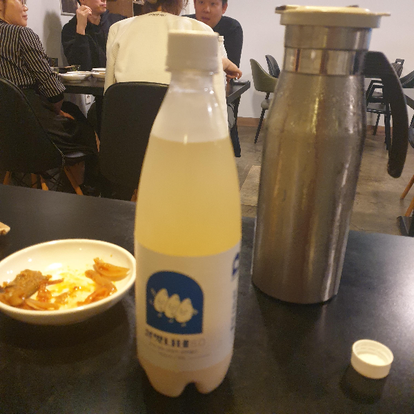 막거리와 물병이 놓여있다.