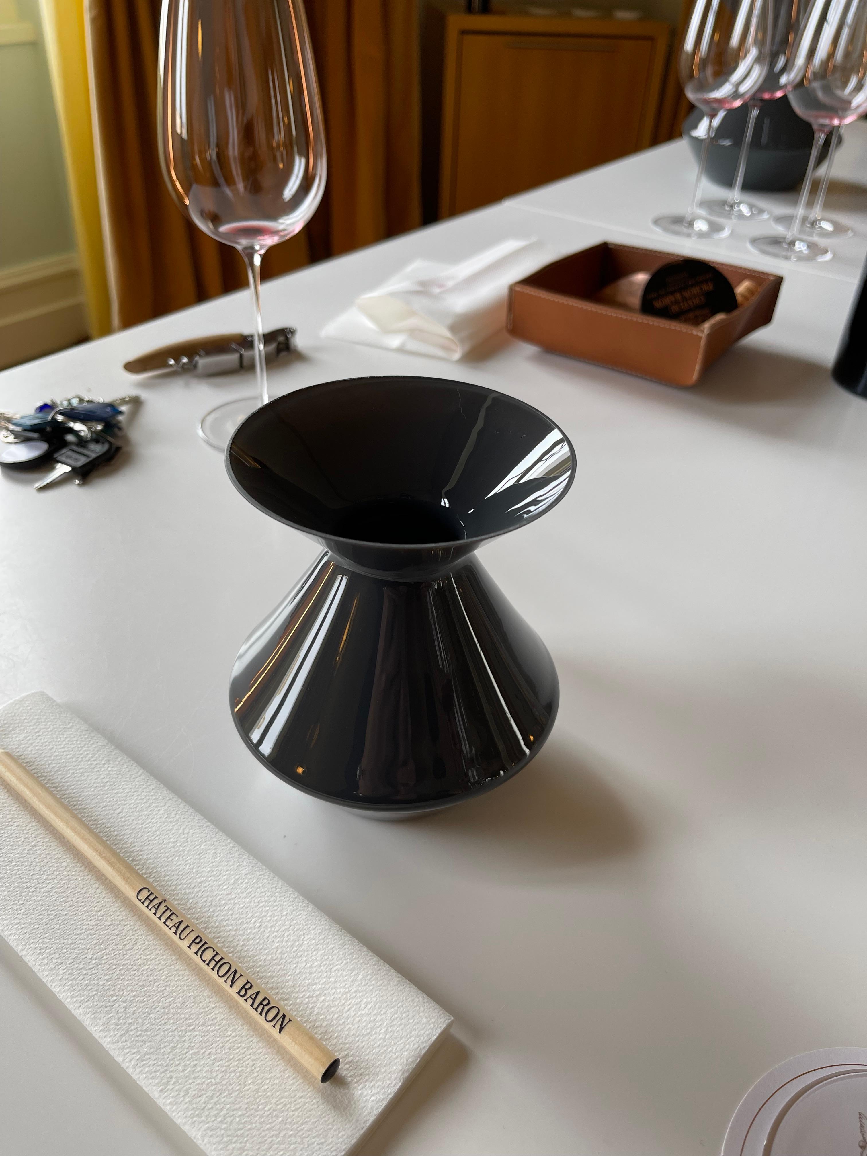 와인 뱉는 도자기 병