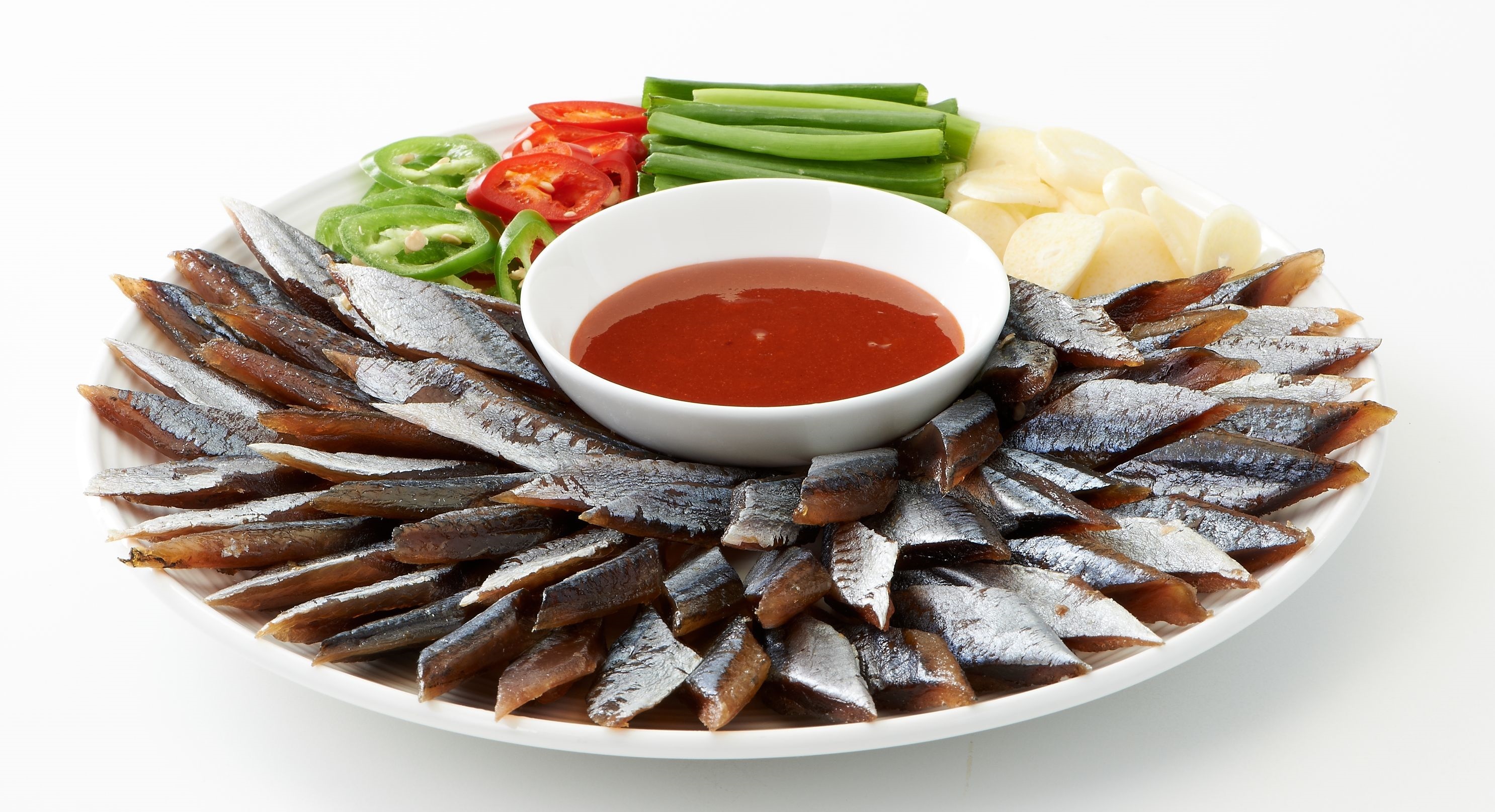 초장이 곁들여진 과메기 한 접시