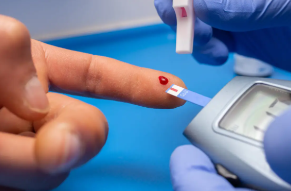 당뇨병-검사키트로-검사하는모습