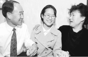 1999년-수능-만점자-오승은씨와-기뻐하는-부모님