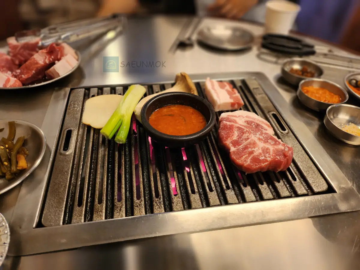 뭉텅-수원-망포점-고기-굽는-사진