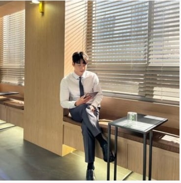 않아서 무언가 보고 있는 배우 윤시윤