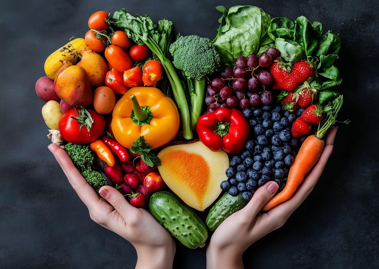 각종 야채와 과일을 손에 쥔 사진